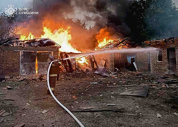 Повторный удар по Сумщине: российские войска атаковали спасателей во время тушения пожара Повторный удар по Сумщине: российские войска атаковали спасателей во время тушения пожара