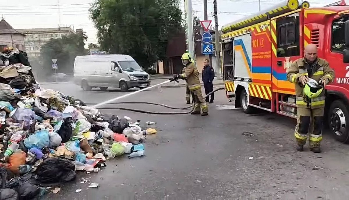 У Миколаєві через сигнальну ракету сталася пожежа у сміттєвозі У Миколаєві через сигнальну ракету сталася пожежа у сміттєвозі