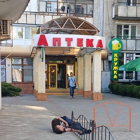 У аптеки в центре Николаева собираются наркозависимые: чиновница заявила о возможной незаконной торговле препаратами У аптеки в центре Николаева собираются наркозависимые: чиновница заявила о возможной незаконной торговле препаратами