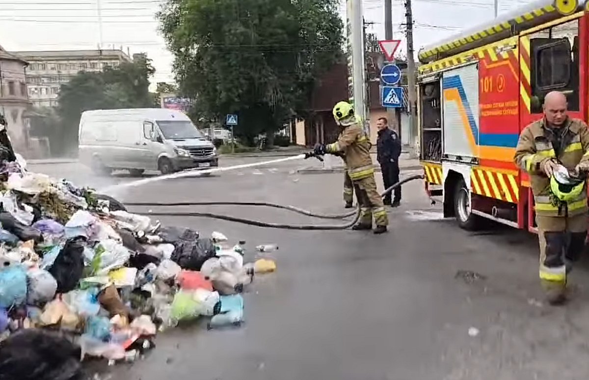 Появилось видео горящего мусоровоза в Николаеве Появилось видео горящего мусоровоза в Николаеве