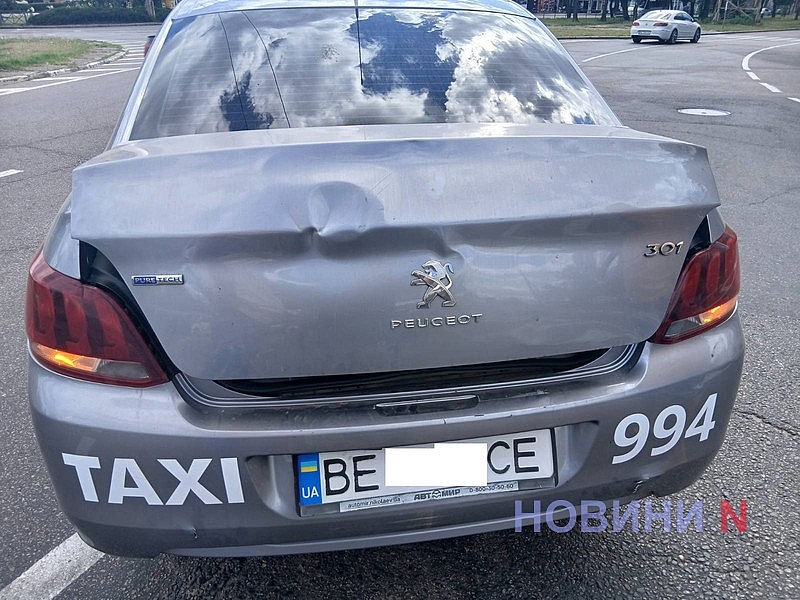 Возле автовокзала в Николаеве столкнулись Renault и такси Возле автовокзала в Николаеве столкнулись Renault и такси