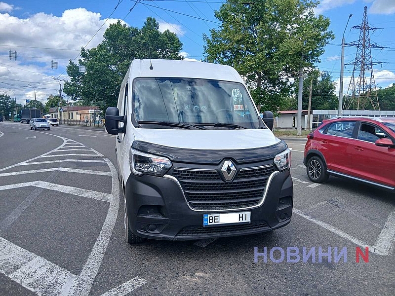 Возле автовокзала в Николаеве столкнулись Renault и такси Возле автовокзала в Николаеве столкнулись Renault и такси