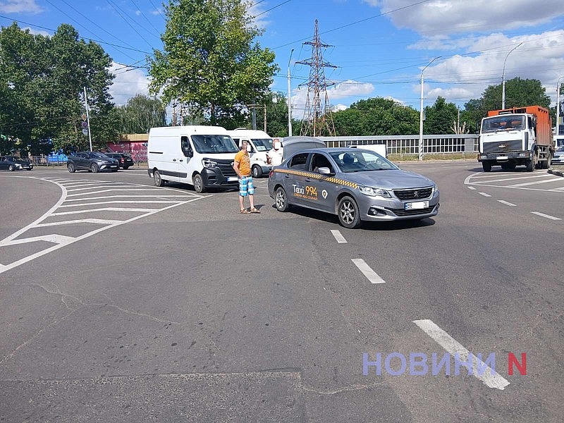 Возле автовокзала в Николаеве столкнулись Renault и такси Возле автовокзала в Николаеве столкнулись Renault и такси