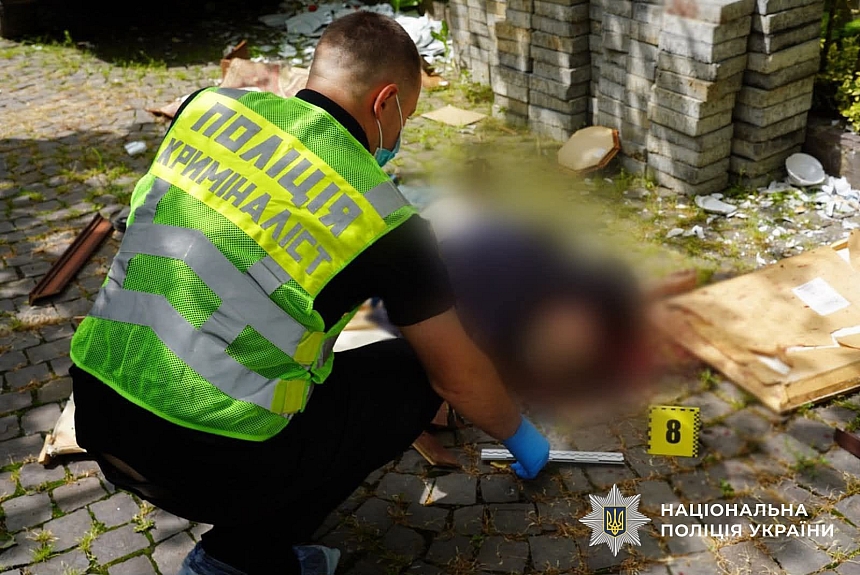 Забив молотком двох односельчан та травмував свого батька: у Закарпатській області затримали чоловіка (відео) Забив молотком двох односельчан та травмував свого батька: у Закарпатській області затримали чоловіка (відео)
