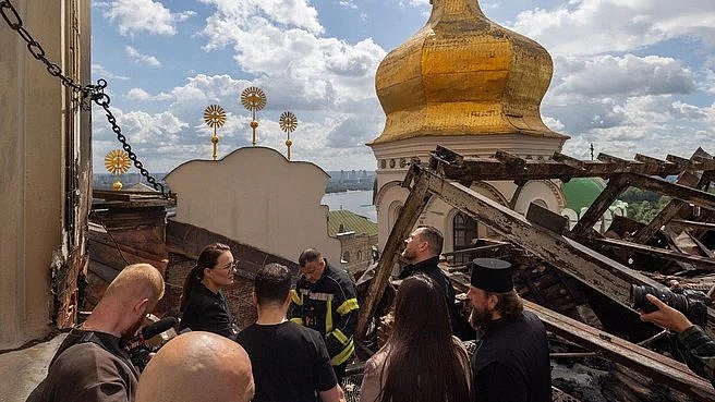 Как выглядит Киево-Печерская лавра после атаки РФ: запах гари, обломки стекла и поврежденные фрески (фото) Как выглядит Киево-Печерская лавра после атаки РФ: запах гари, обломки стекла и поврежденные фрески (фото)