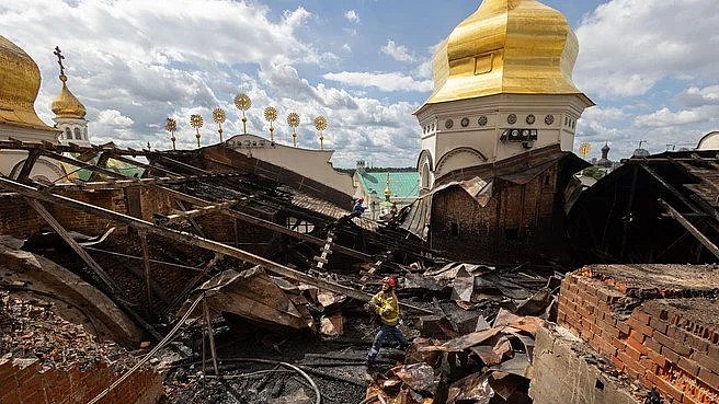 Как выглядит Киево-Печерская лавра после атаки РФ: запах гари, обломки стекла и поврежденные фрески (фото) Как выглядит Киево-Печерская лавра после атаки РФ: запах гари, обломки стекла и поврежденные фрески (фото)