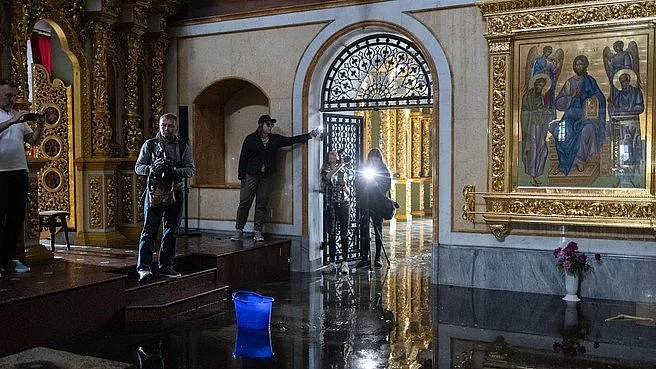 Как выглядит Киево-Печерская лавра после атаки РФ: запах гари, обломки стекла и поврежденные фрески (фото) Как выглядит Киево-Печерская лавра после атаки РФ: запах гари, обломки стекла и поврежденные фрески (фото)