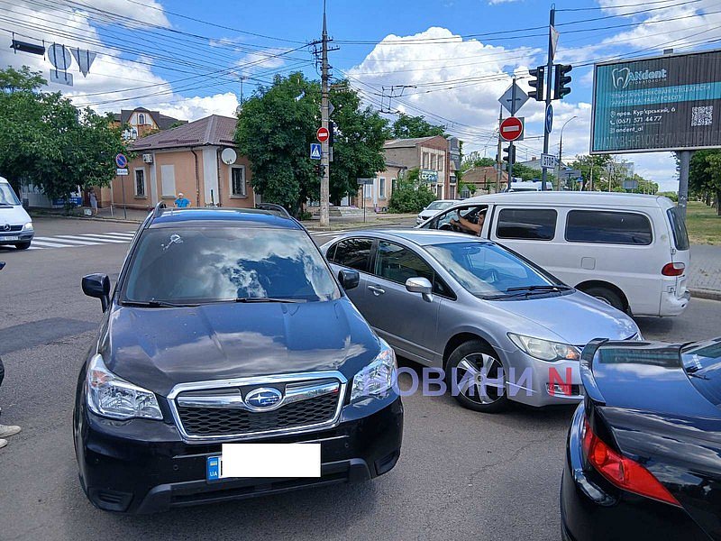 Subaru врезался в Honda при повороте: в центре Николаева затруднено движение Subaru врезался в Honda при повороте: в центре Николаева затруднено движение