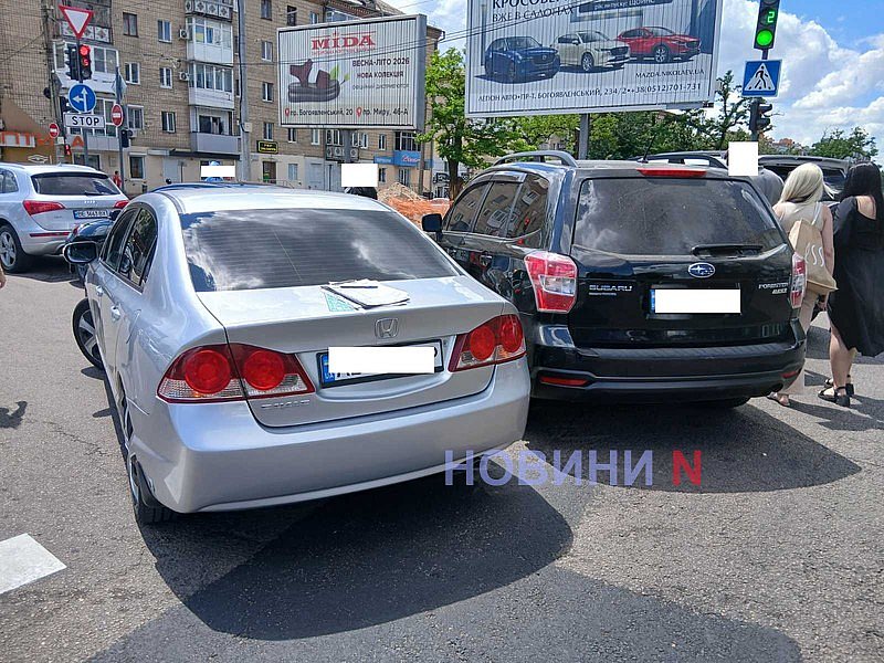 Subaru врезался в Honda при повороте: в центре Николаева затруднено движение Subaru врезался в Honda при повороте: в центре Николаева затруднено движение