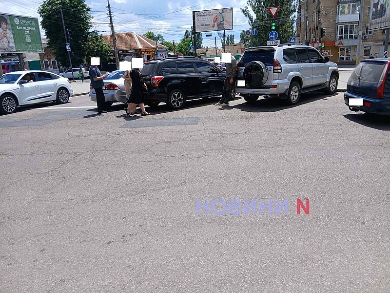 Subaru врезался в Honda при повороте: в центре Николаева затруднено движение Subaru врезался в Honda при повороте: в центре Николаева затруднено движение