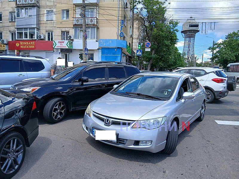 Subaru врезался в Honda при повороте: в центре Николаева затруднено движение Subaru врезался в Honda при повороте: в центре Николаева затруднено движение