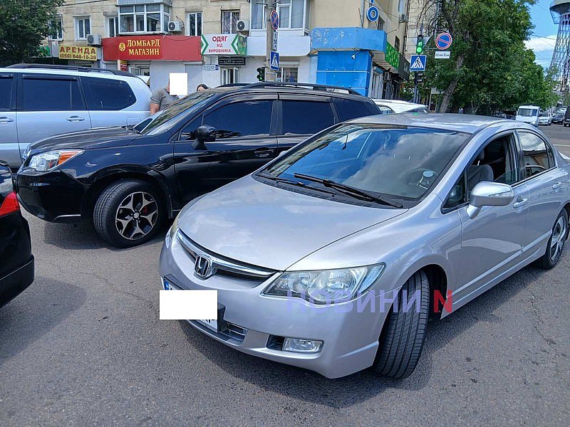 Subaru врезался в Honda при повороте: в центре Николаева затруднено движение Subaru врезался в Honda при повороте: в центре Николаева затруднено движение