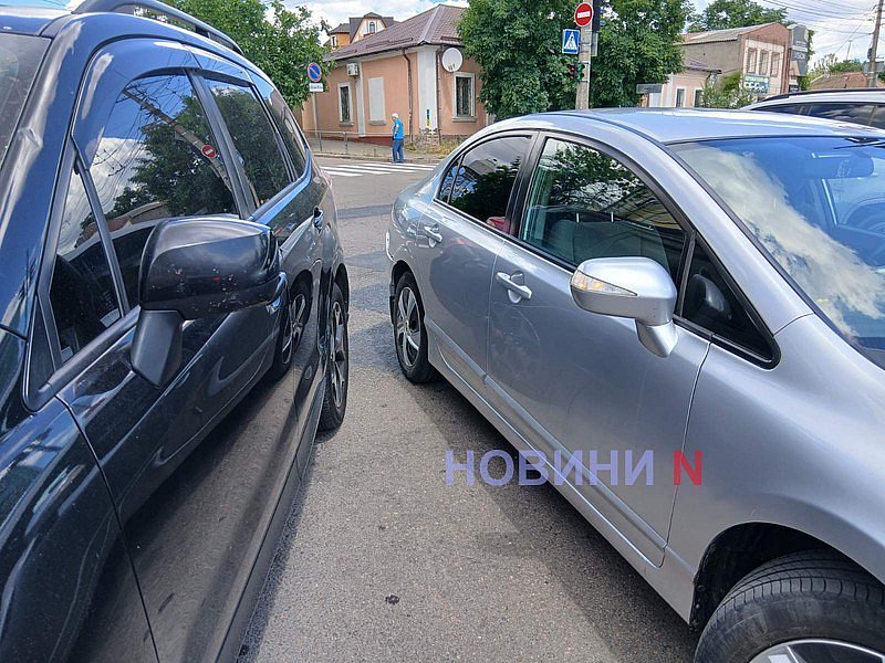 Subaru врезался в Honda при повороте: в центре Николаева затруднено движение Subaru врезался в Honda при повороте: в центре Николаева затруднено движение