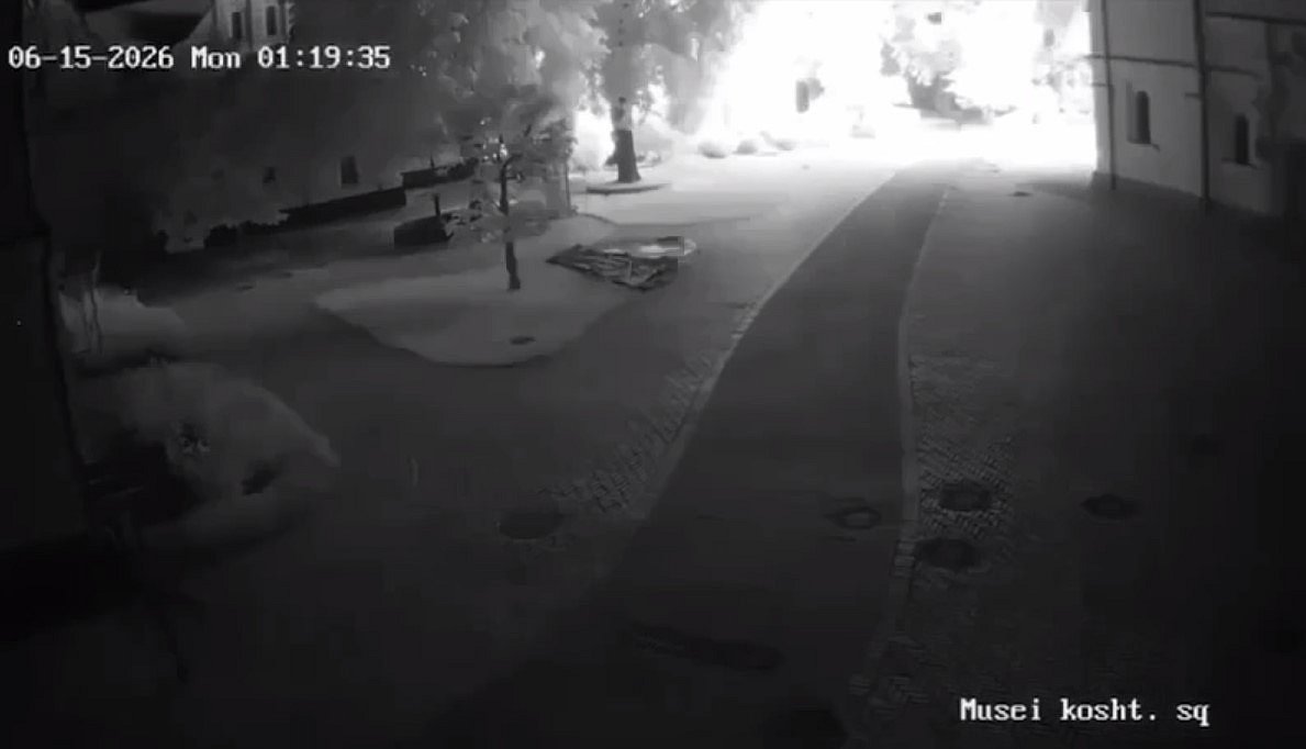 Появилось видео момента удара по Успенскому собору — его зафиксировали камеры наблюдения Появилось видео момента удара по Успенскому собору — его зафиксировали камеры наблюдения