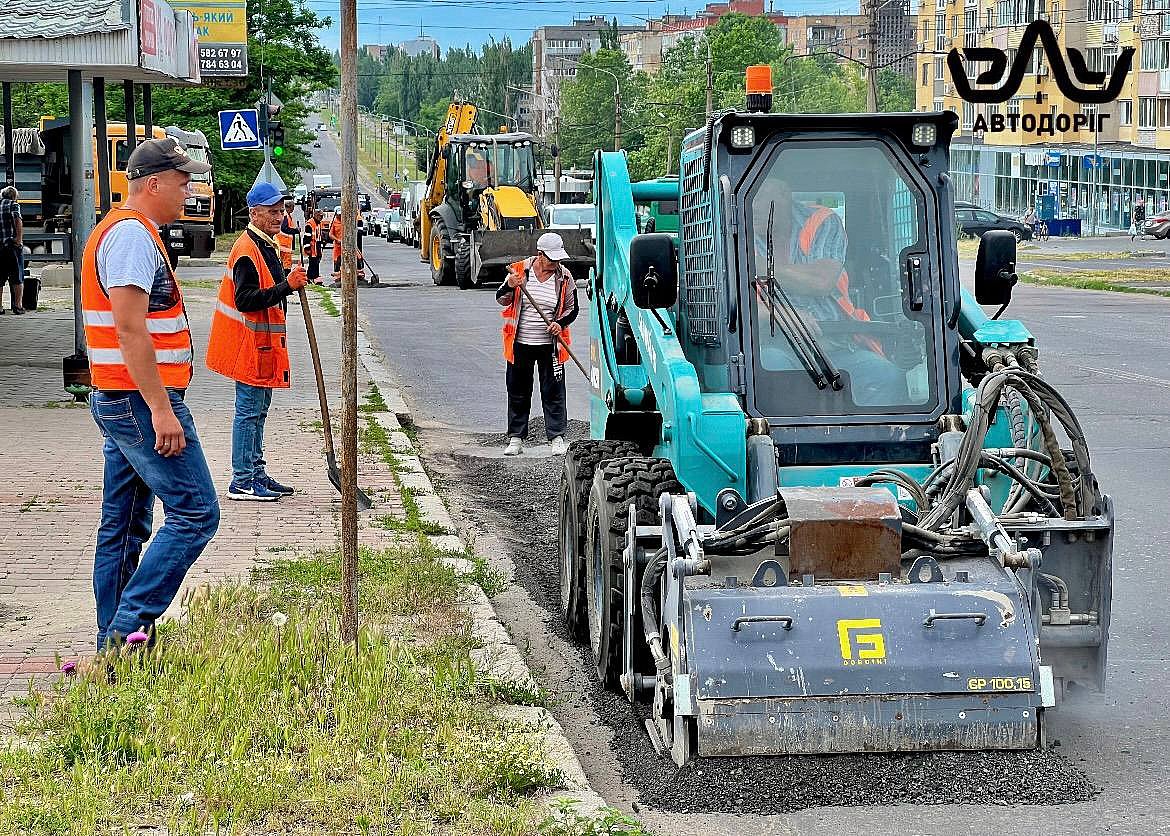 У Миколаєві на Центральному проспекті ліквідують аварійну ямковість У Миколаєві на Центральному проспекті ліквідують аварійну ямковість