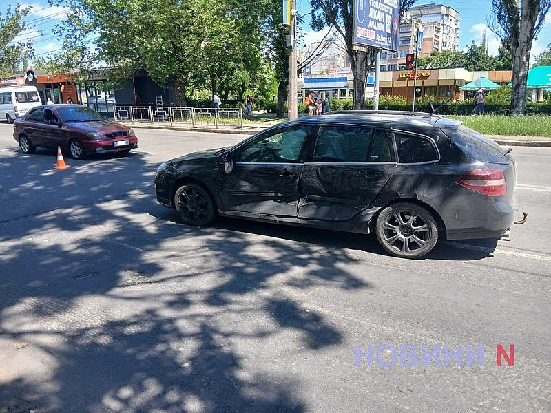 В Николаеве Renault после столкновения с BMW выбросило на бордюр: пострадал водитель В Николаеве Renault после столкновения с BMW выбросило на бордюр: пострадал водитель