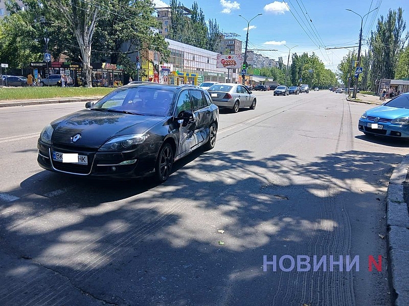 В Николаеве Renault после столкновения с BMW выбросило на бордюр: пострадал водитель В Николаеве Renault после столкновения с BMW выбросило на бордюр: пострадал водитель