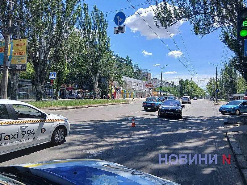 В Николаеве Renault после столкновения с BMW выбросило на бордюр: пострадал водитель В Николаеве Renault после столкновения с BMW выбросило на бордюр: пострадал водитель