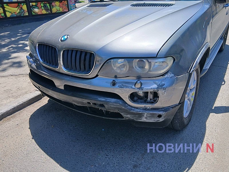 В Николаеве Renault после столкновения с BMW выбросило на бордюр: пострадал водитель В Николаеве Renault после столкновения с BMW выбросило на бордюр: пострадал водитель