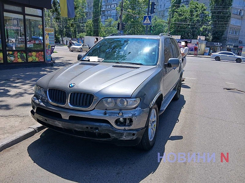 В Николаеве Renault после столкновения с BMW выбросило на бордюр: пострадал водитель В Николаеве Renault после столкновения с BMW выбросило на бордюр: пострадал водитель