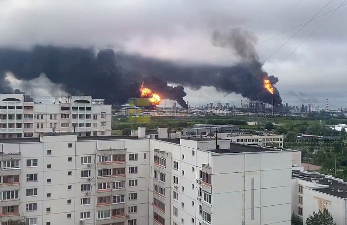 Дрони атакували Москву та область: масштабні пожежі (відео) Дрони атакували Москву та область: масштабні пожежі (відео)