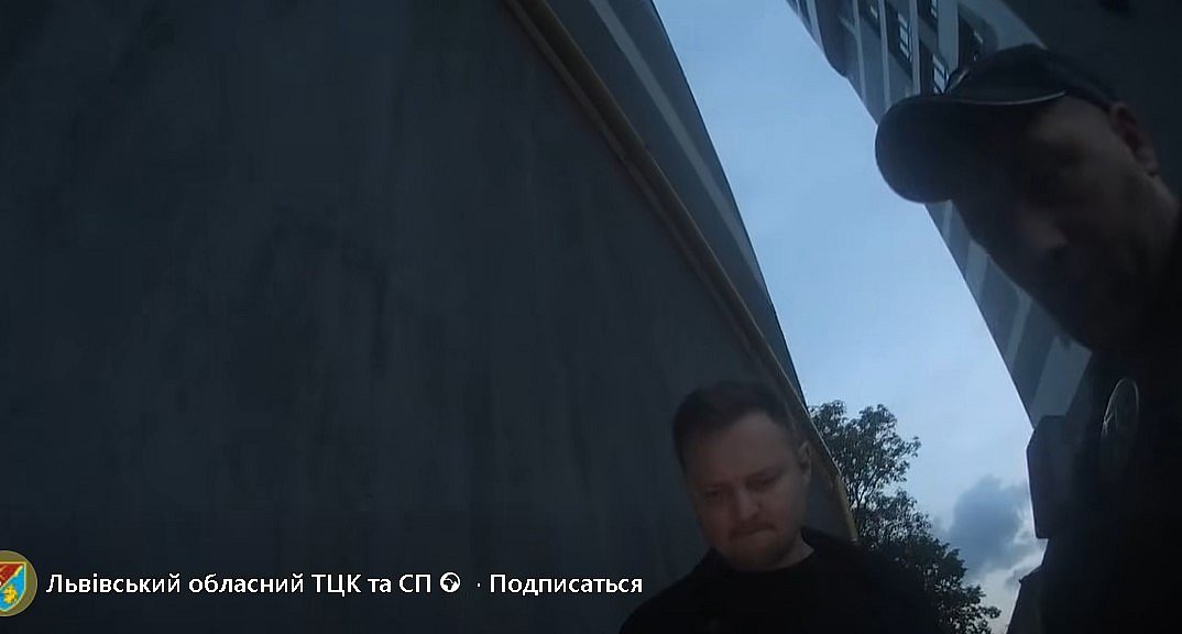 Владельца Telegram-канала «Труха» доставили в ТЦК: подробности конфликта и заявления Минобороны (видео) Владельца Telegram-канала «Труха» доставили в ТЦК: подробности конфликта и заявления Минобороны (видео)