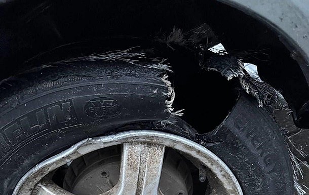 На Херсонщині цивільний автомобіль підірвався на міні: троє постраждалих На Херсонщині цивільний автомобіль підірвався на міні: троє постраждалих