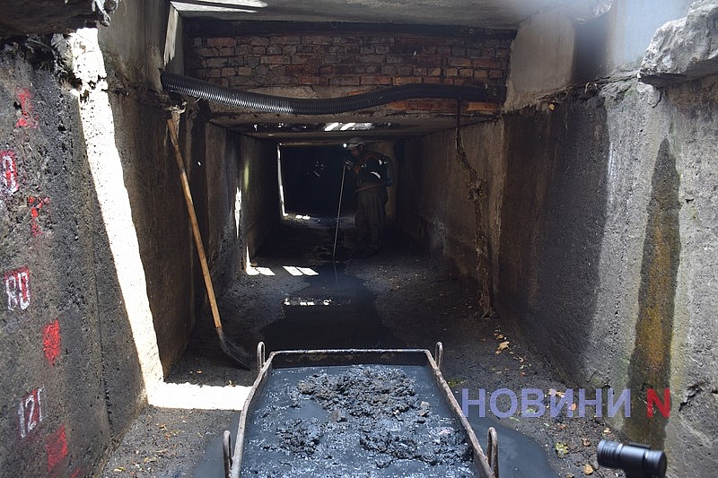Стан відомого колектору на “Дормашині” в Миколаєві: журналісти пройшлися об’єктом разом із мером (репортаж) Стан відомого колектору на “Дормашині” в Миколаєві: журналісти пройшлися об’єктом разом із мером (репортаж)