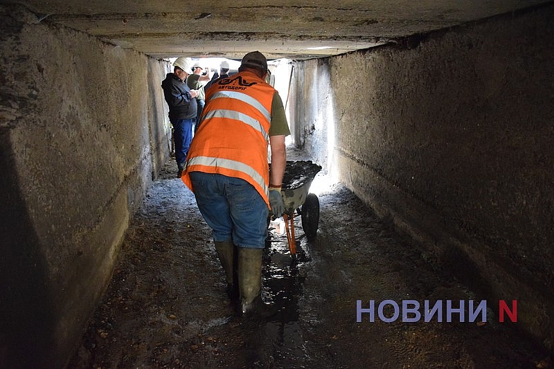 Стан відомого колектору на “Дормашині” в Миколаєві: журналісти пройшлися об’єктом разом із мером (репортаж) Стан відомого колектору на “Дормашині” в Миколаєві: журналісти пройшлися об’єктом разом із мером (репортаж)