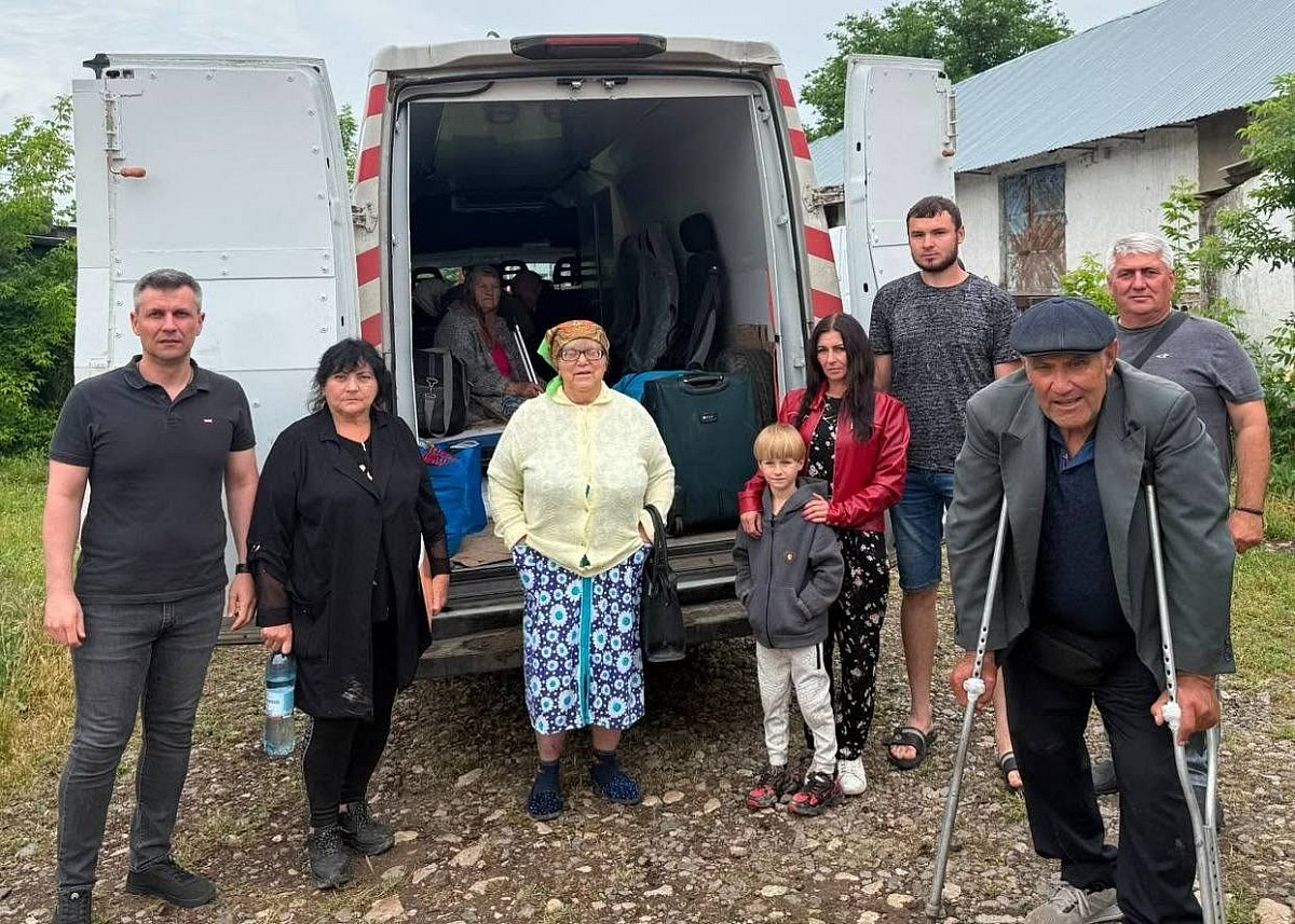 В Херсонской области продолжается эвакуация: вывезли 10 человек, среди них 7-летний мальчик В Херсонской области продолжается эвакуация: вывезли 10 человек, среди них 7-летний мальчик