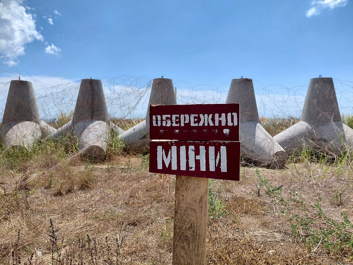 Тероборона продолжает укреплять берег Черного моря в Николаевской области из-за угрозы десанта и мин Тероборона продолжает укреплять берег Черного моря в Николаевской области из-за угрозы десанта и мин
