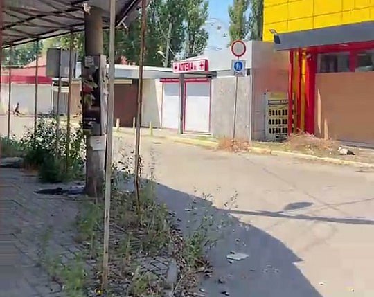 Пустые пляжи, заросшие улицы: как сейчас выглядит курорт Коблево (видео) Пустые пляжи, заросшие улицы: как сейчас выглядит курорт Коблево (видео)
