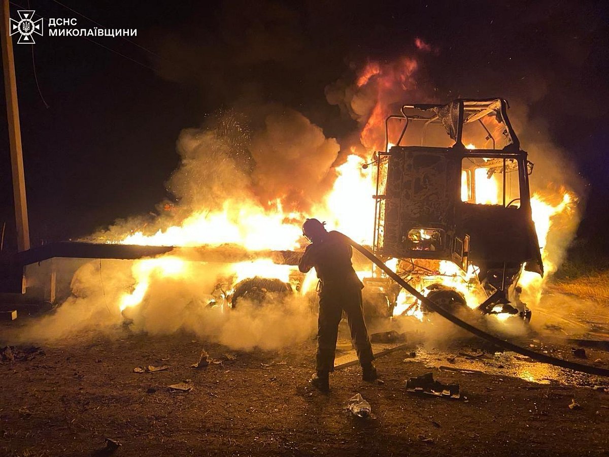 Спасатели показали фото последствий ударов по Николаевской области Спасатели показали фото последствий ударов по Николаевской области