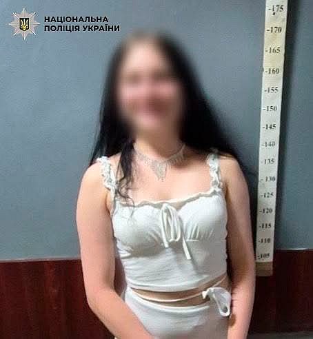 В Киеве девушка выбила двери супермаркета после отказа продать ей алкоголь В Киеве девушка выбила двери супермаркета после отказа продать ей алкоголь