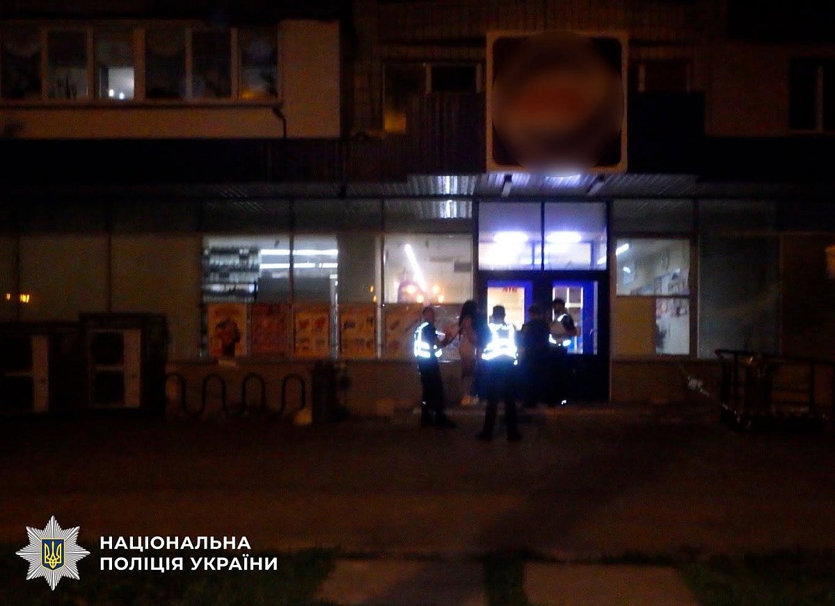 В Киеве девушка выбила двери супермаркета после отказа продать ей алкоголь В Киеве девушка выбила двери супермаркета после отказа продать ей алкоголь