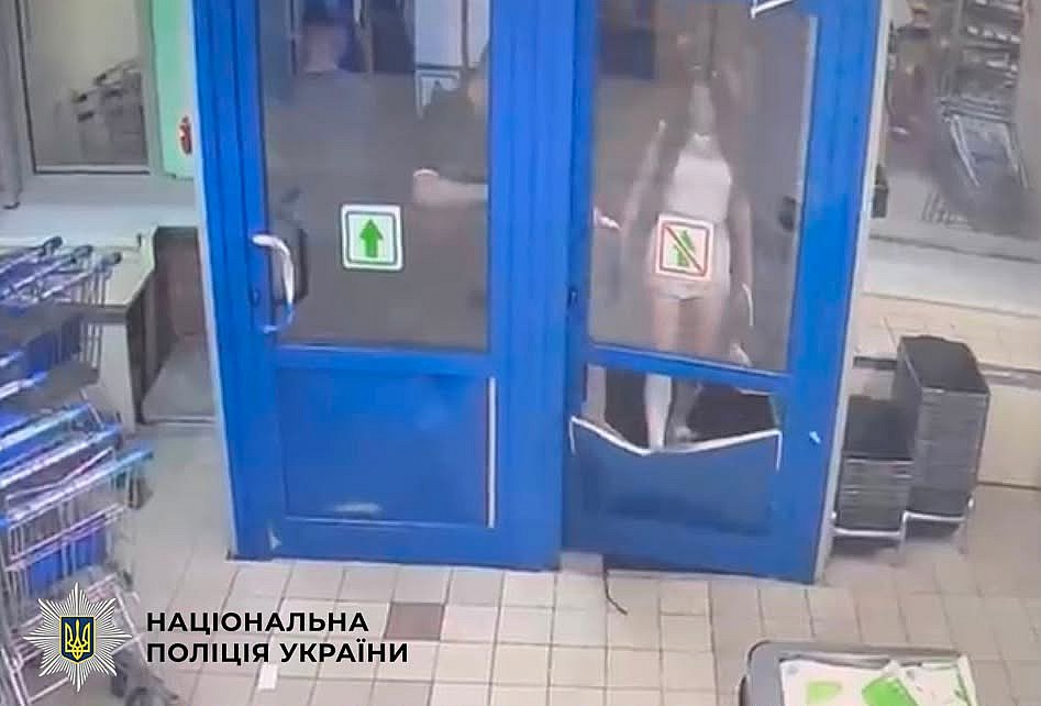 В Киеве девушка выбила двери супермаркета после отказа продать ей алкоголь В Киеве девушка выбила двери супермаркета после отказа продать ей алкоголь