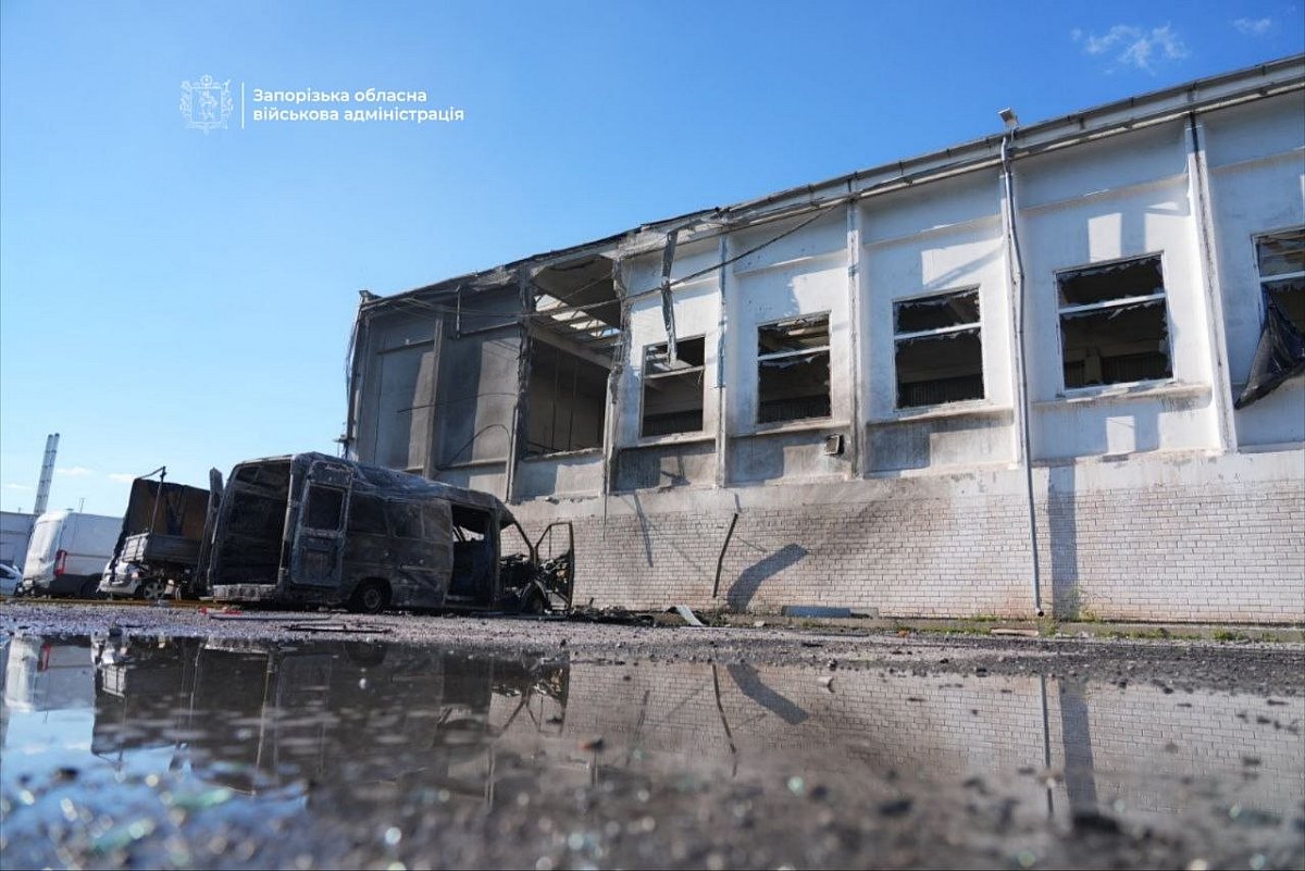 Российские дроны атаковали Запорожье: ранены девять человек, среди них полицейский (фото) Российские дроны атаковали Запорожье: ранены девять человек, среди них полицейский (фото)