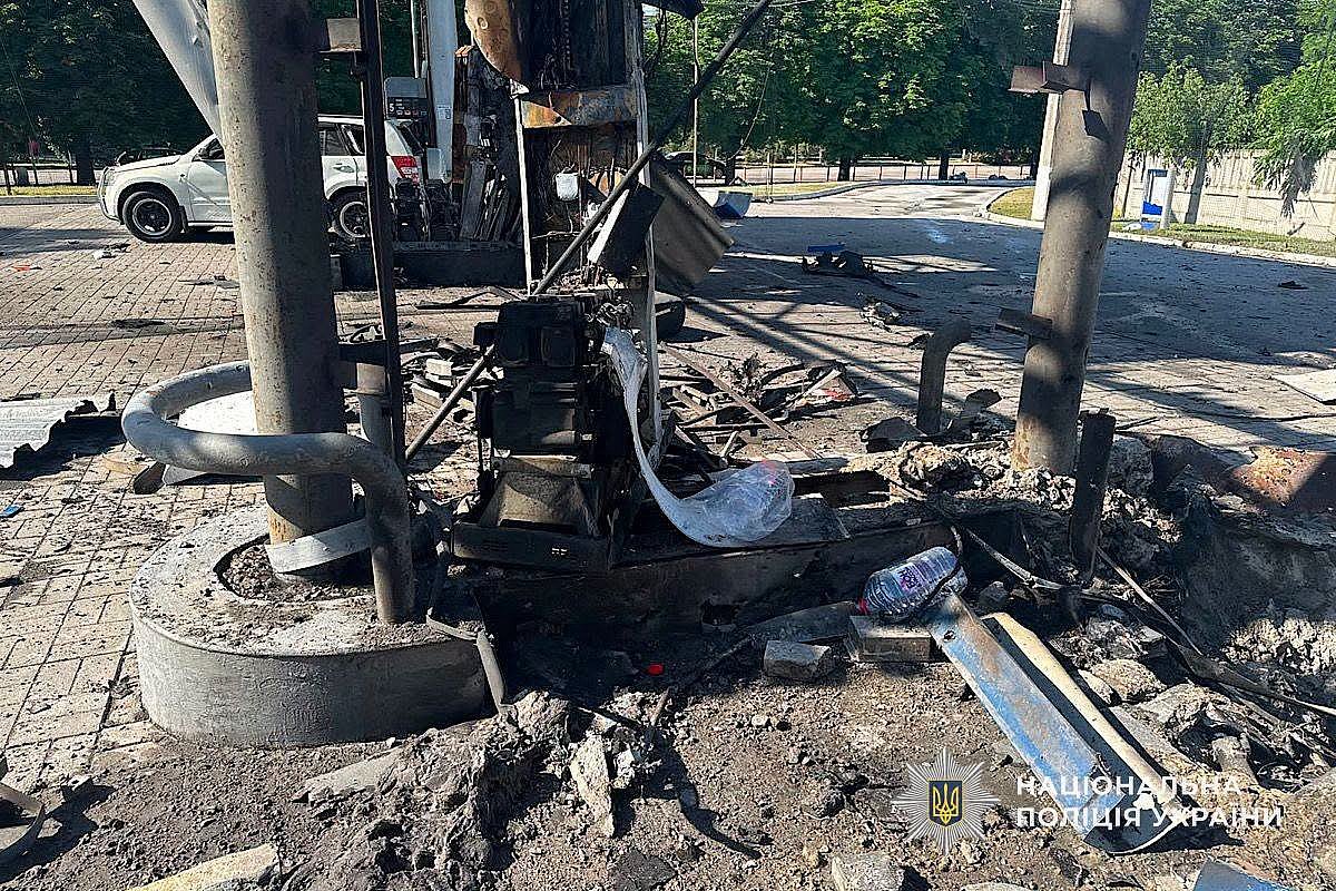 Двое погибших и восемь раненых: полиция показала последствия атак РФ в Днепропетровской области (фото 18+) Двое погибших и восемь раненых: полиция показала последствия атак РФ в Днепропетровской области (фото 18+)