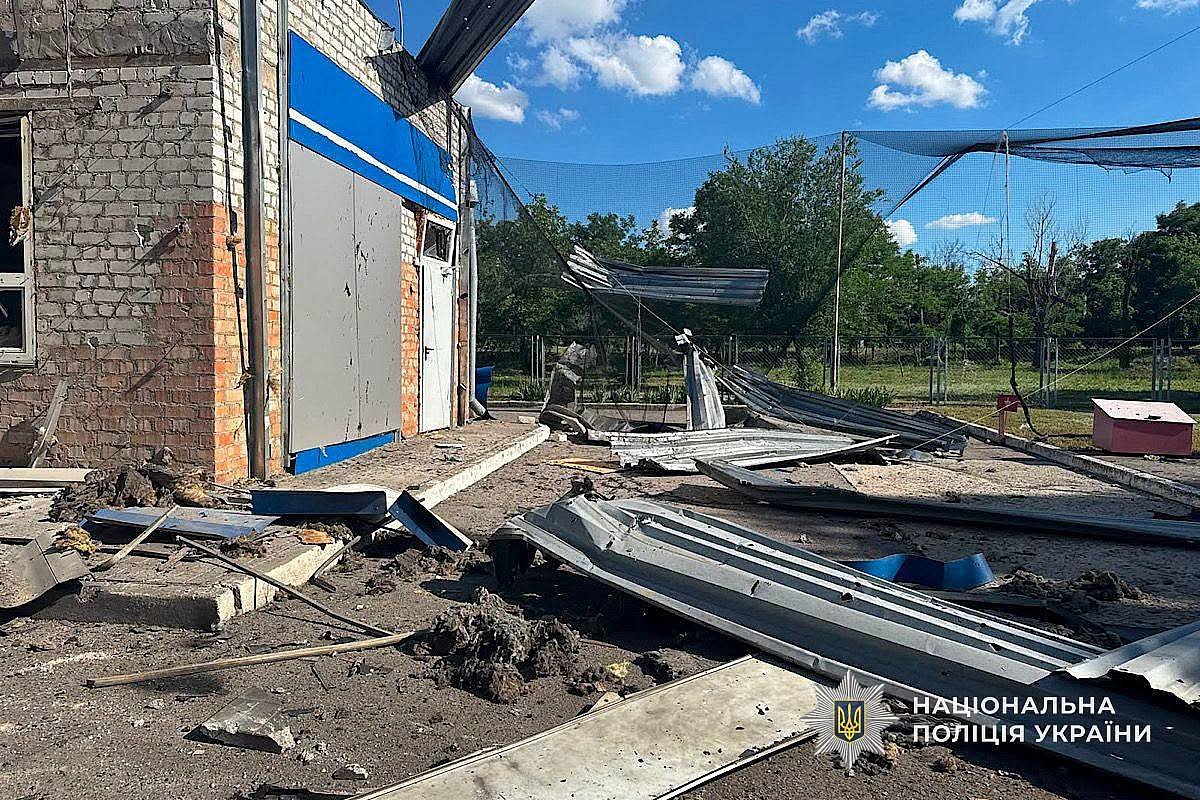 Двое погибших и восемь раненых: полиция показала последствия атак РФ в Днепропетровской области (фото 18+) Двое погибших и восемь раненых: полиция показала последствия атак РФ в Днепропетровской области (фото 18+)