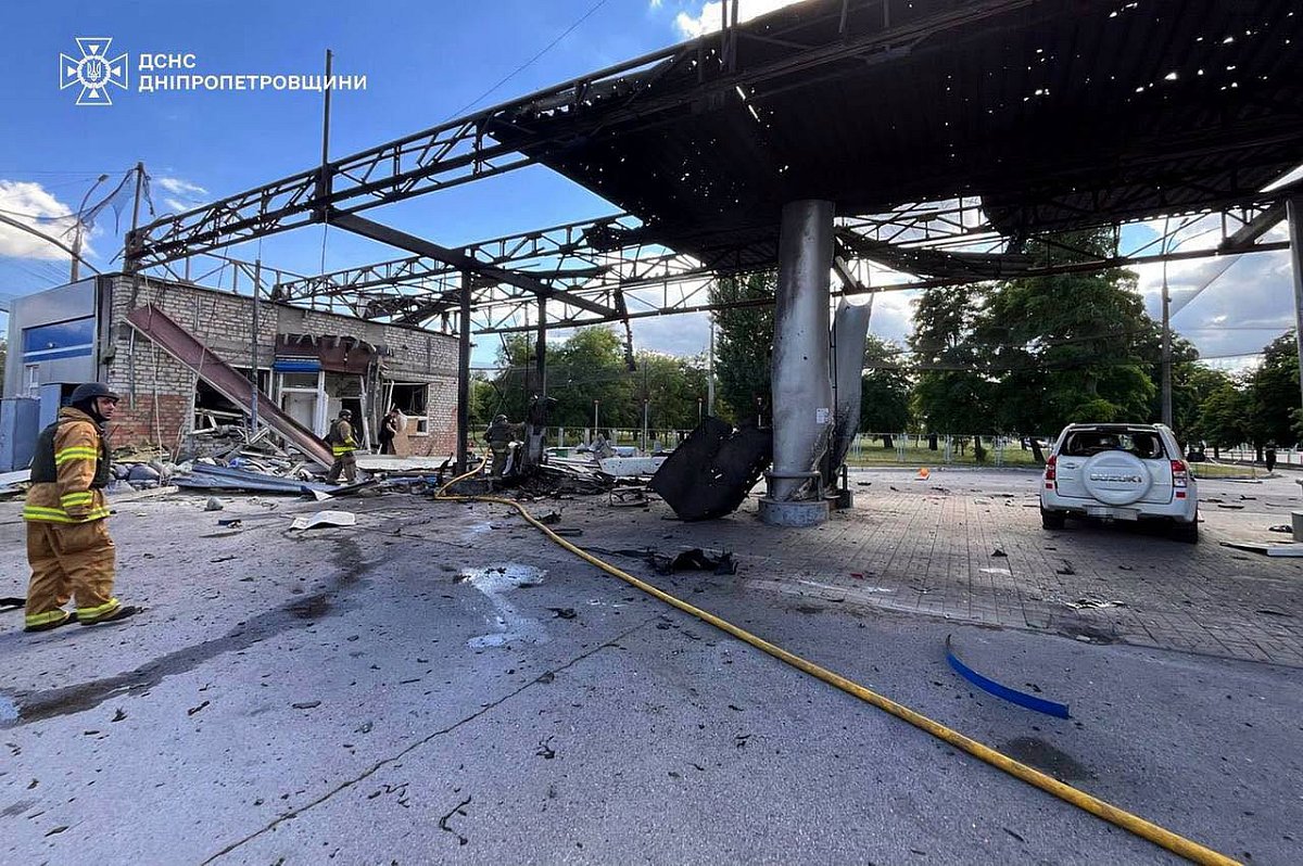 Двое погибших и восемь раненых: полиция показала последствия атак РФ в Днепропетровской области (фото 18+) Двое погибших и восемь раненых: полиция показала последствия атак РФ в Днепропетровской области (фото 18+)