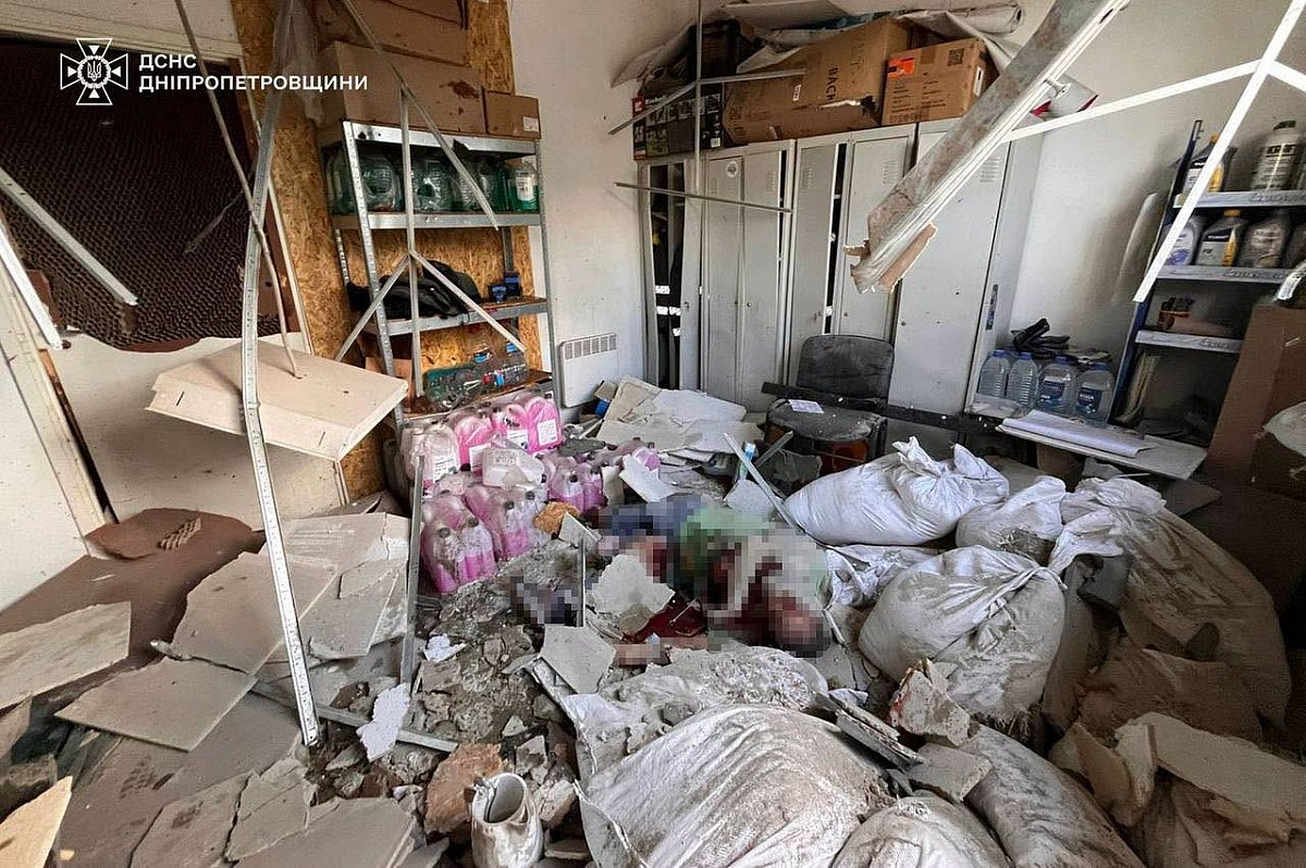 Двое погибших и восемь раненых: полиция показала последствия атак РФ в Днепропетровской области (фото 18+) Двое погибших и восемь раненых: полиция показала последствия атак РФ в Днепропетровской области (фото 18+)