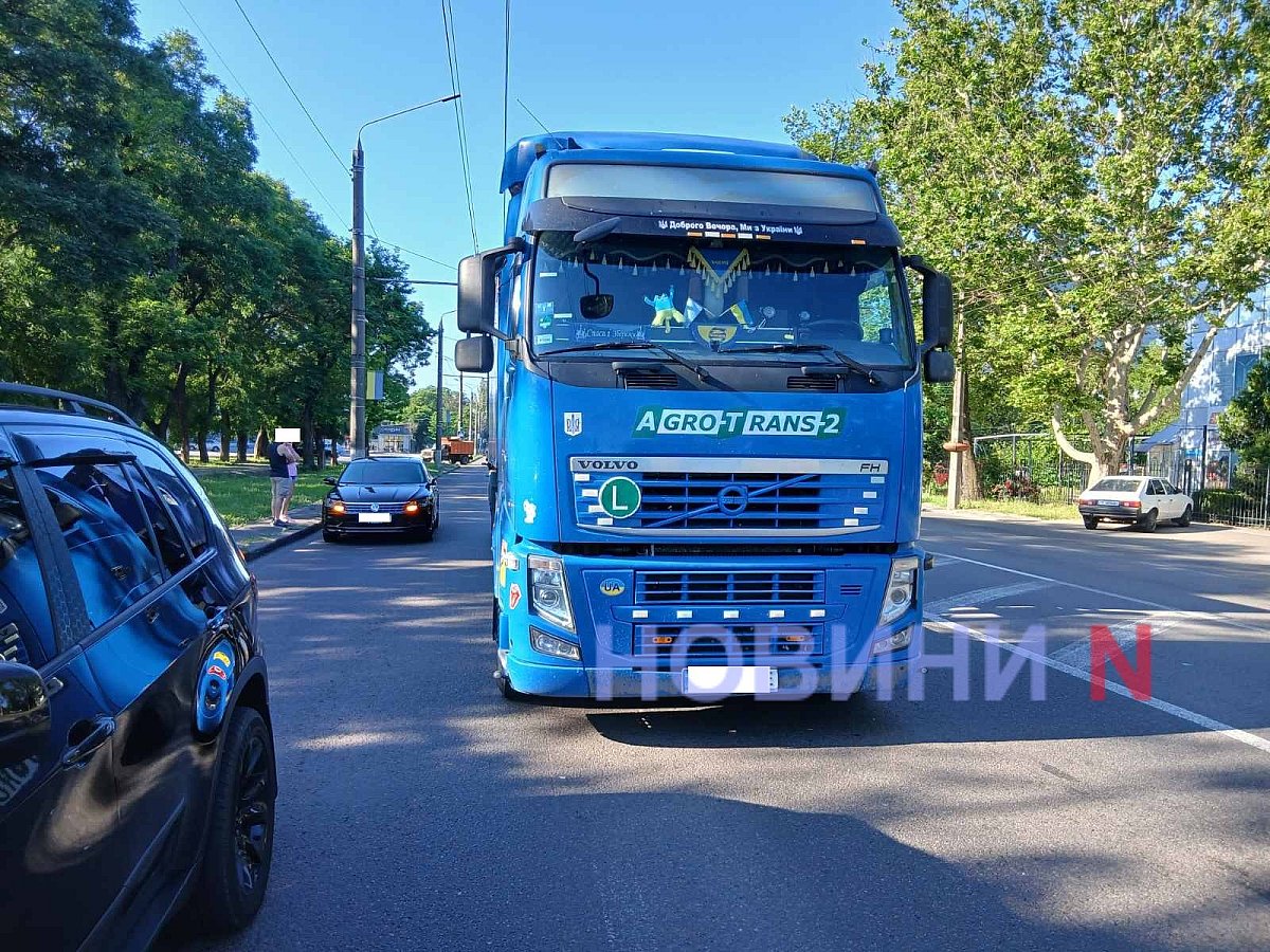 Фура столкнулась с легковушкой и перекрыла движение на проспекте в Николаеве (фото) Фура столкнулась с легковушкой и перекрыла движение на проспекте в Николаеве (фото)
