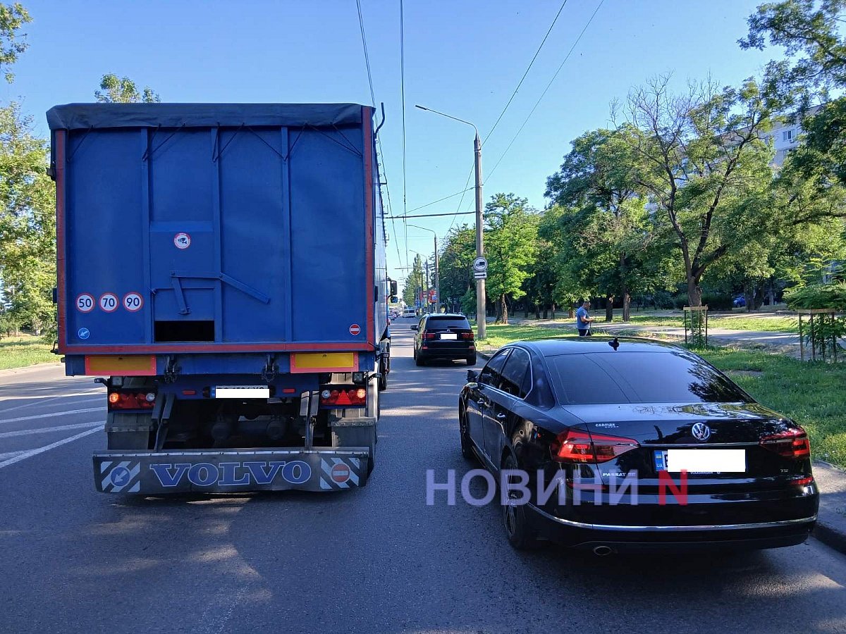 Фура столкнулась с легковушкой и перекрыла движение на проспекте в Николаеве (фото) Фура столкнулась с легковушкой и перекрыла движение на проспекте в Николаеве (фото)
