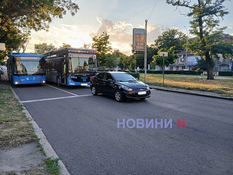 В Николаеве троллейбус с пассажирами врезался в Hyundai В Николаеве троллейбус с пассажирами врезался в Hyundai