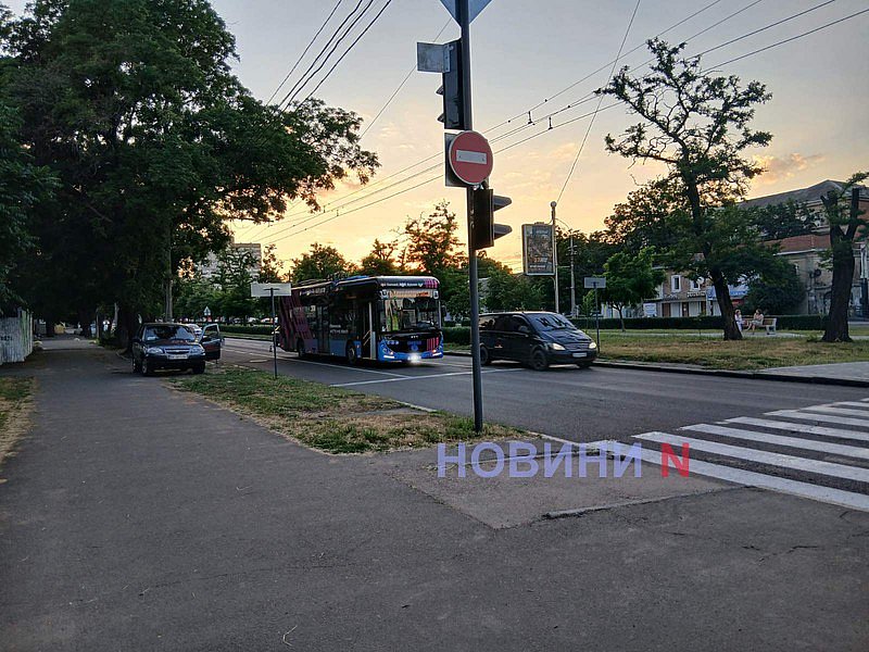 В Николаеве троллейбус с пассажирами врезался в Hyundai В Николаеве троллейбус с пассажирами врезался в Hyundai