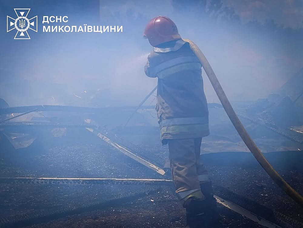 В Николаевской области за сутки ликвидировали девять пожаров: горели гараж и автомобиль В Николаевской области за сутки ликвидировали девять пожаров: горели гараж и автомобиль