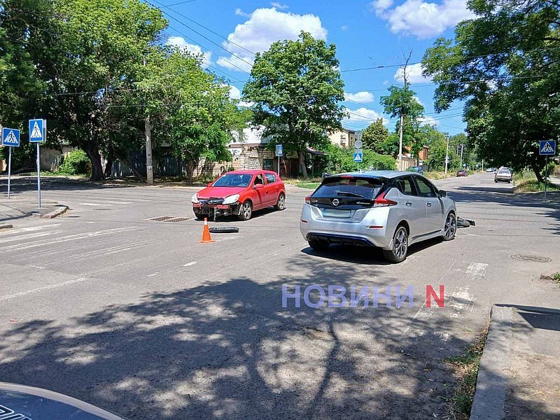 В Николаеве мотоцикл после столкновения с «Опелем» влетел в «Ниссан»: пострадал водитель В Николаеве мотоцикл после столкновения с «Опелем» влетел в «Ниссан»: пострадал водитель