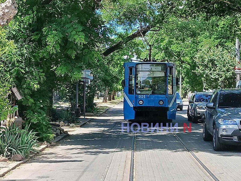 В Николаеве мотоцикл после столкновения с «Опелем» влетел в «Ниссан»: пострадал водитель В Николаеве мотоцикл после столкновения с «Опелем» влетел в «Ниссан»: пострадал водитель
