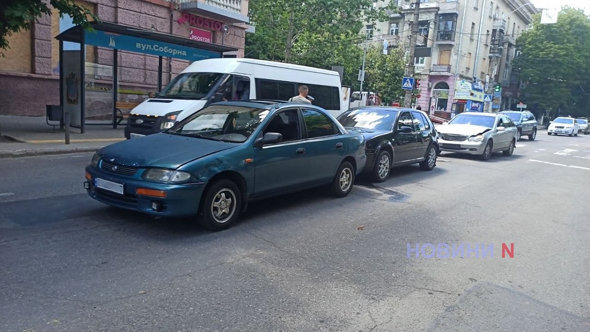 В центре Николаева произошло тройное ДТП В центре Николаева произошло тройное ДТП