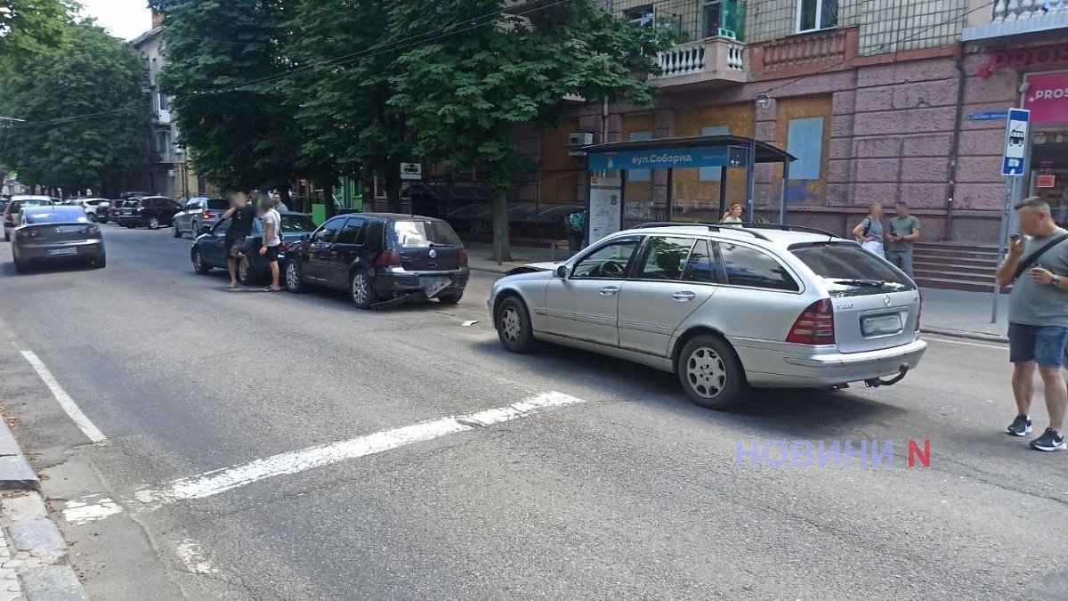 В центре Николаева произошло тройное ДТП В центре Николаева произошло тройное ДТП